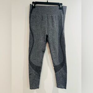 Seamless, high-waisted, scrunch-butt workout leggings in a grey Size 1XL